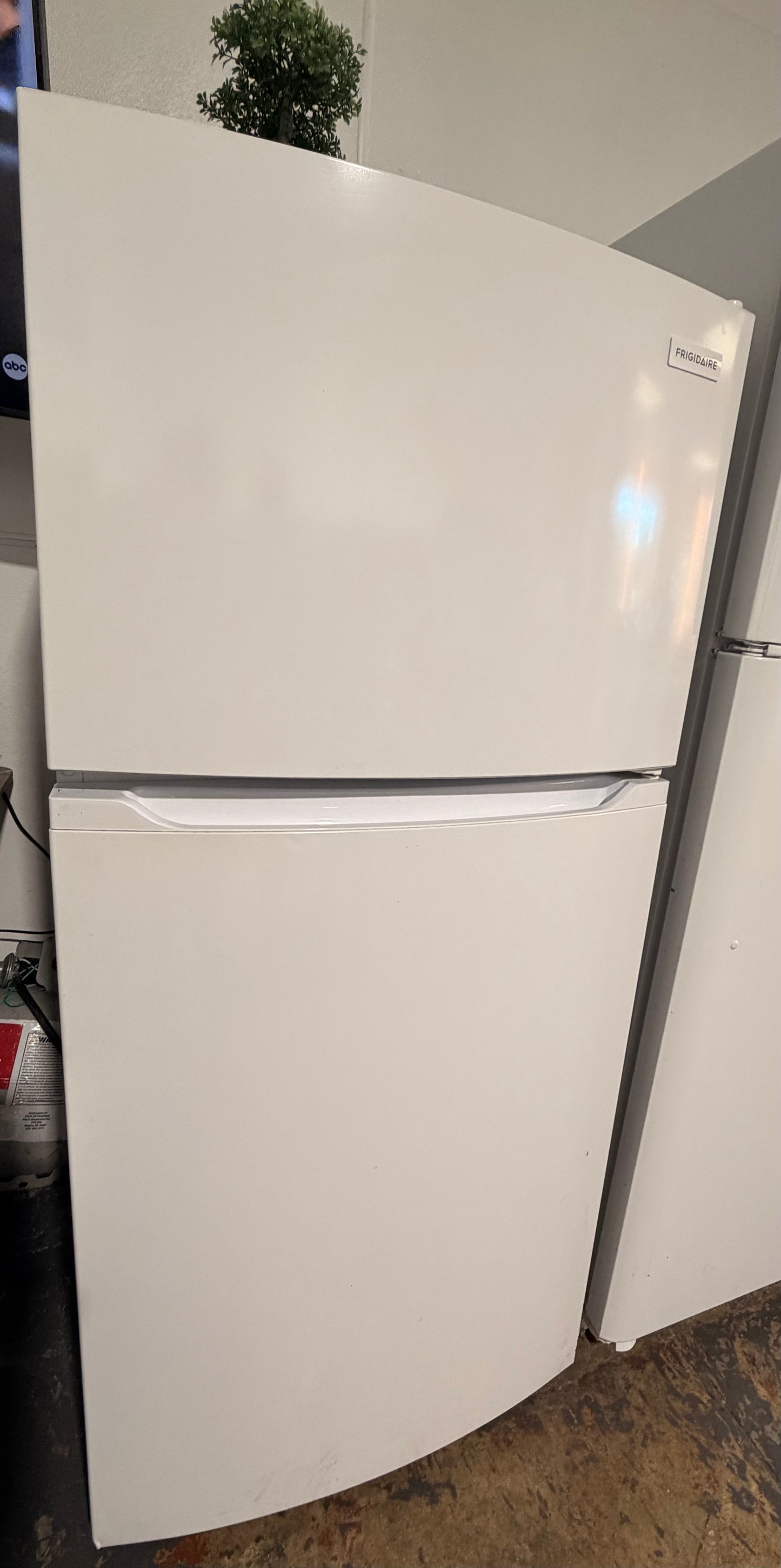 27.6” 14 CU. Ft REFRIGERATOR