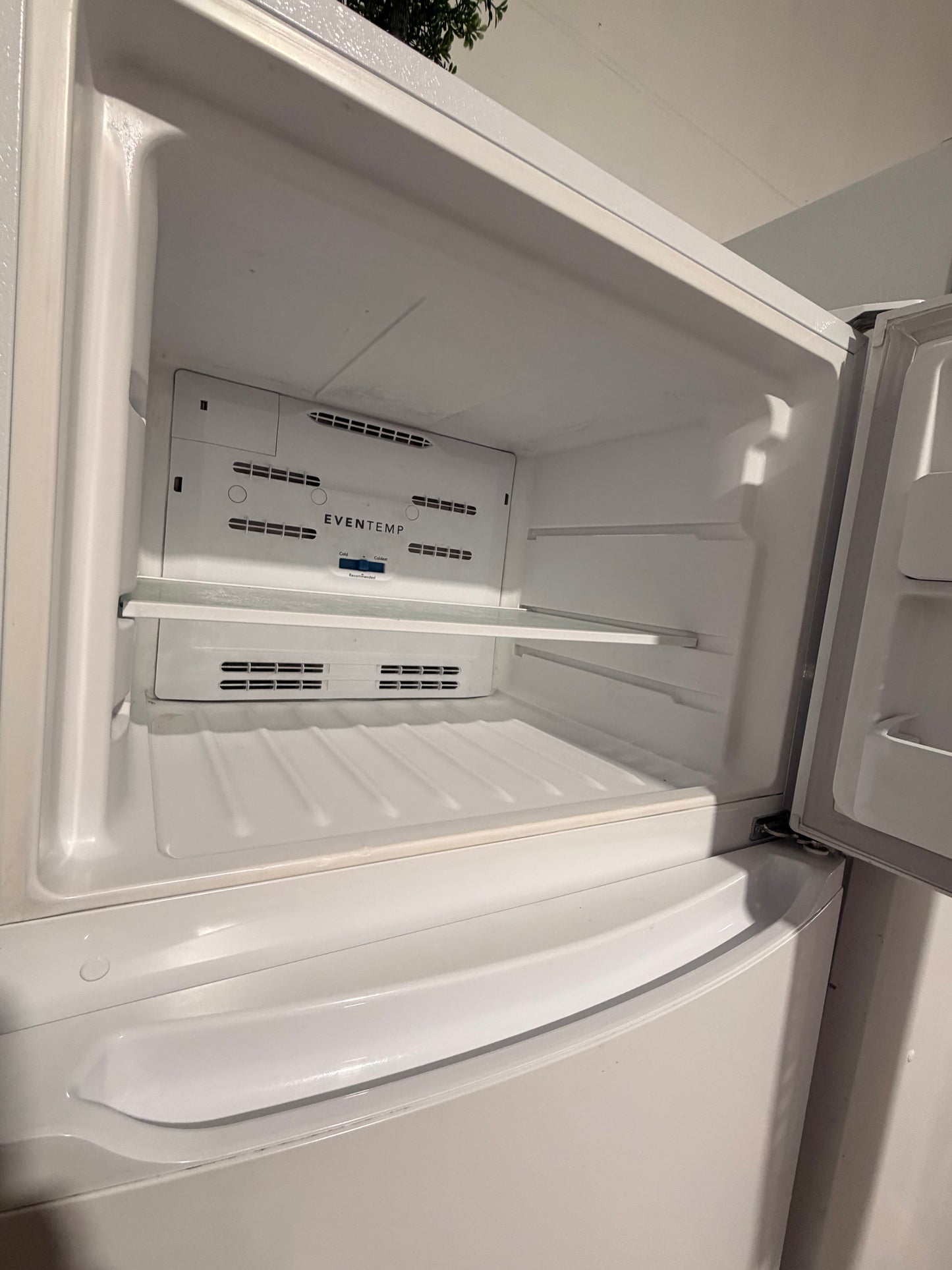 27.6” 14 CU. Ft REFRIGERATOR