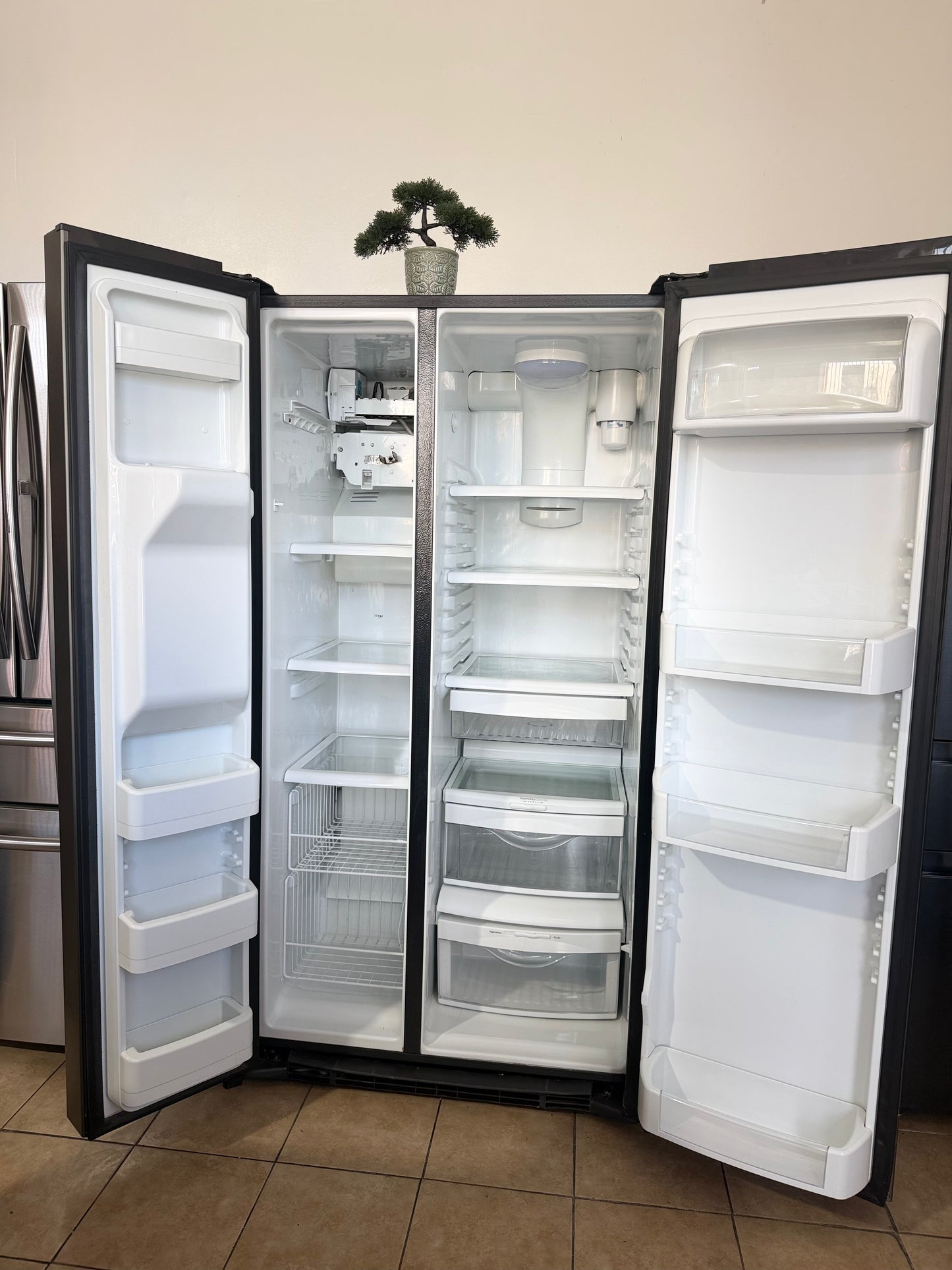 GE Side  by Side 25.3 Cu FT