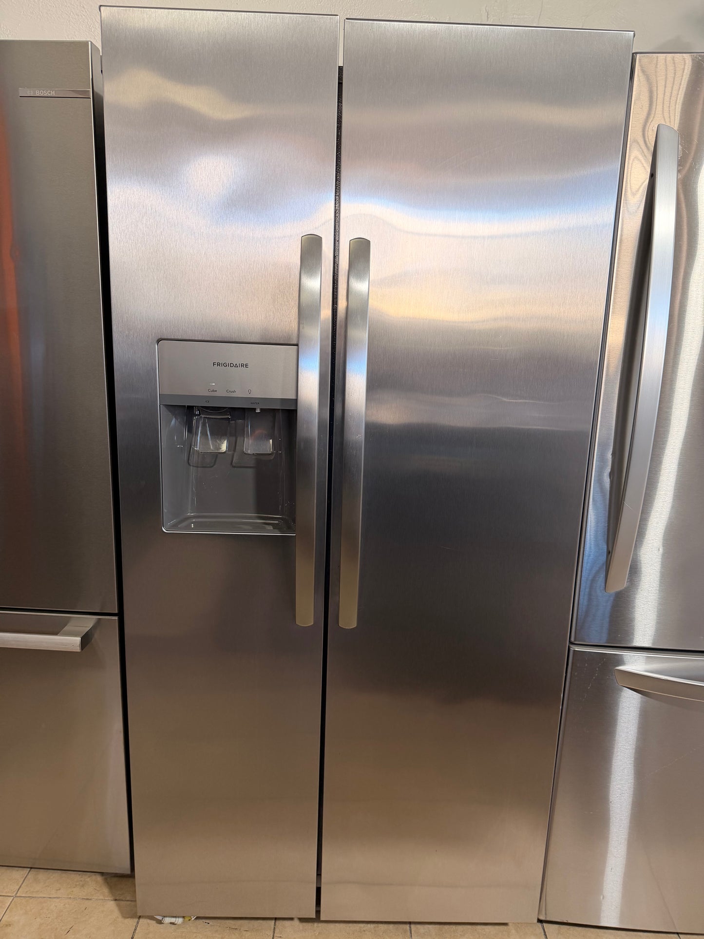 FRIGIDAIRE  33” SIDE BY SIDE 22.3 Cu.ft