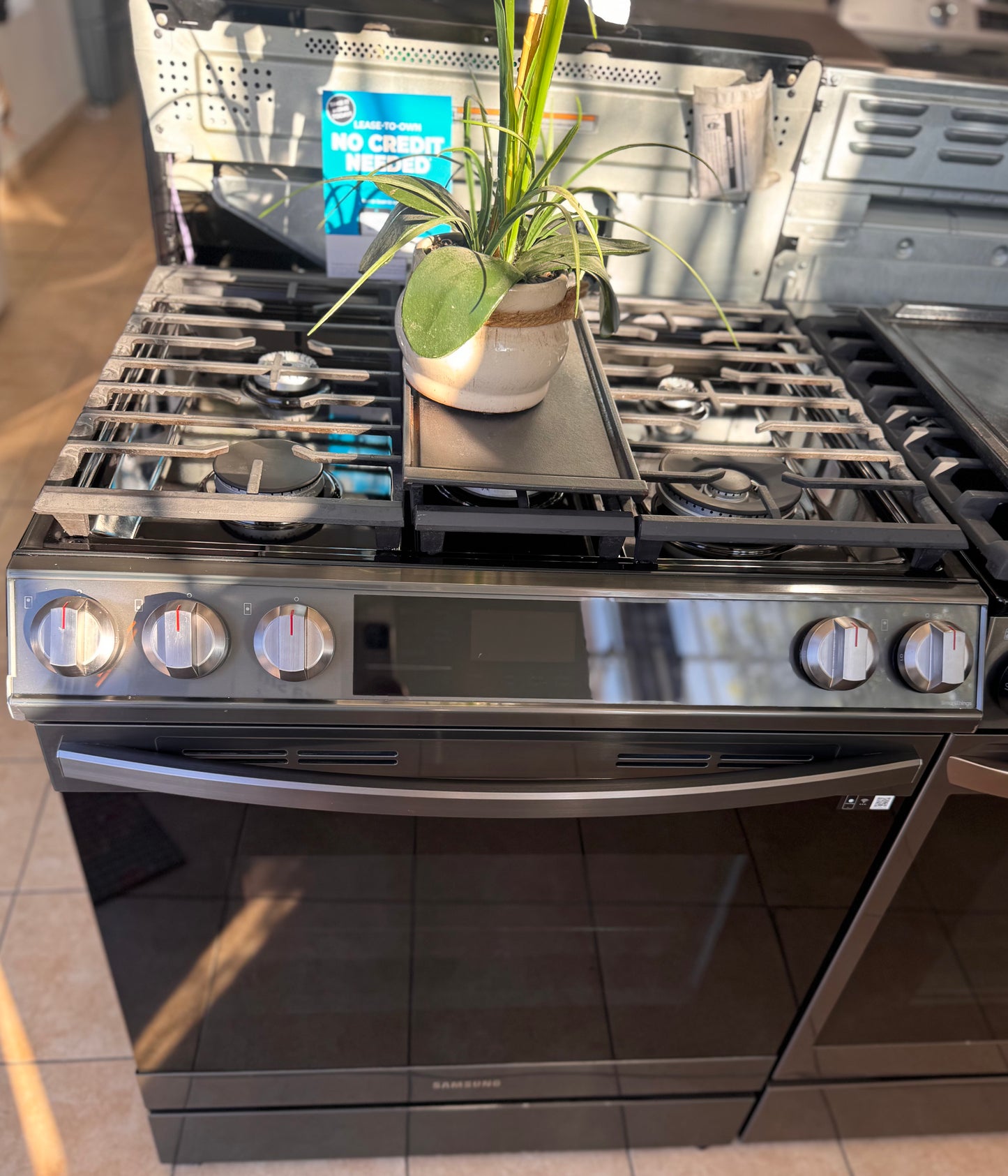 SAMSUNG 6.0 cu. ft. Smart Slide-in Gas Range Black Stainless Steel