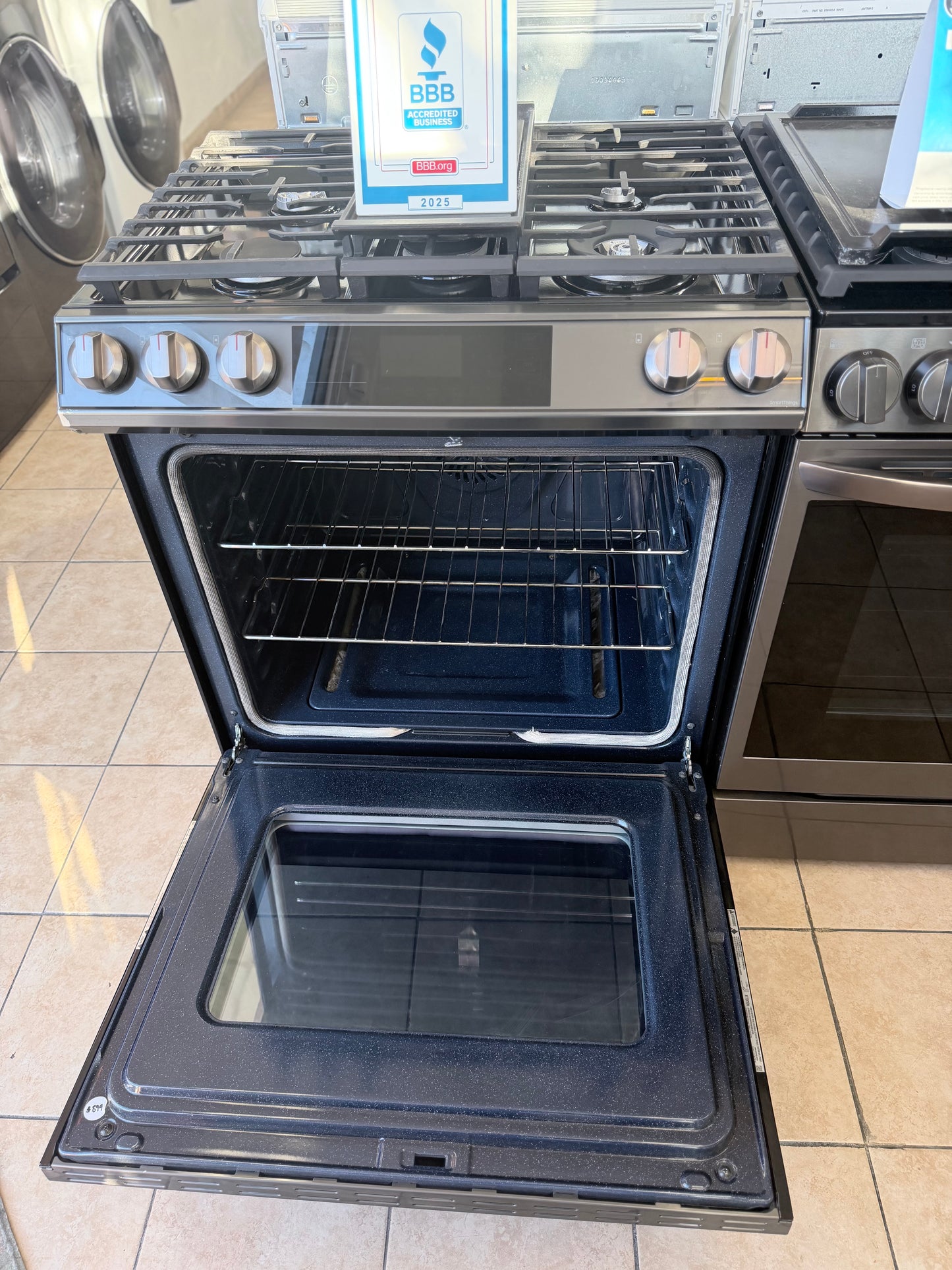SAMSUNG 6.0 cu. ft. Smart Slide-in Gas Range Black Stainless Steel